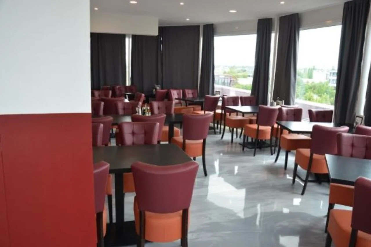 Photo - Low Budget Hostel