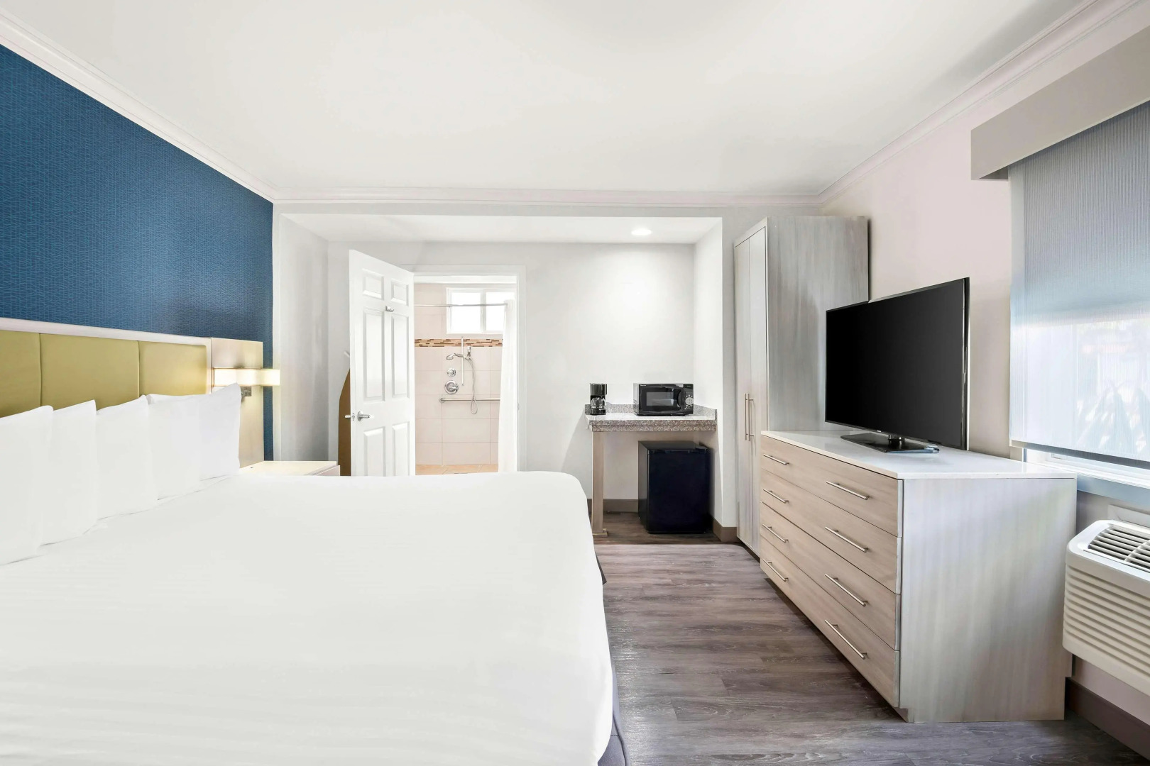 Photo - SureStay Hotel by Best Western Santa Monica