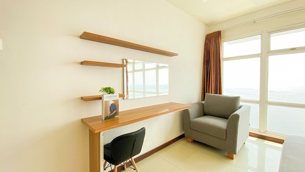 Best Homey And Spacious 3Br At Green Bay Condominium Apartment