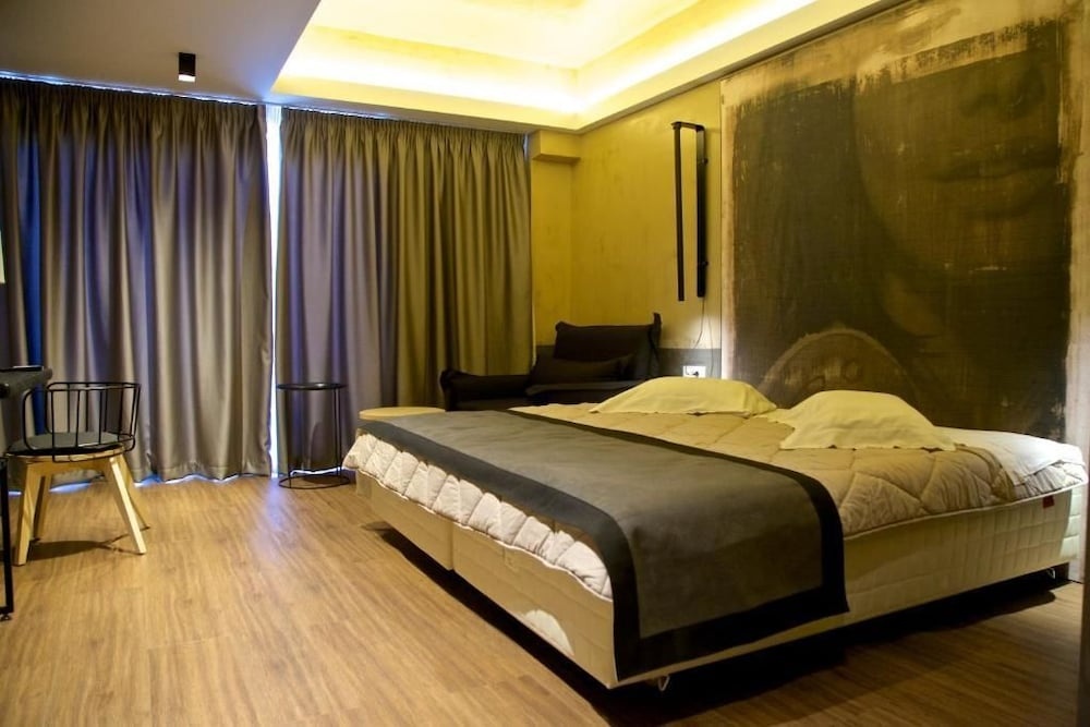 Adonis City Hotel