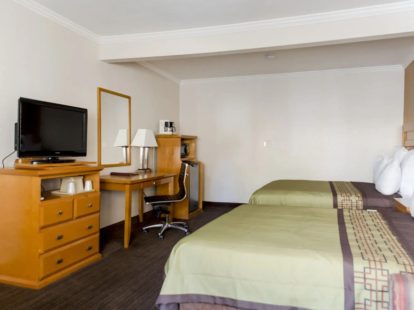 Photo - Anaheim Islander Inn and suites near Park and Convention center