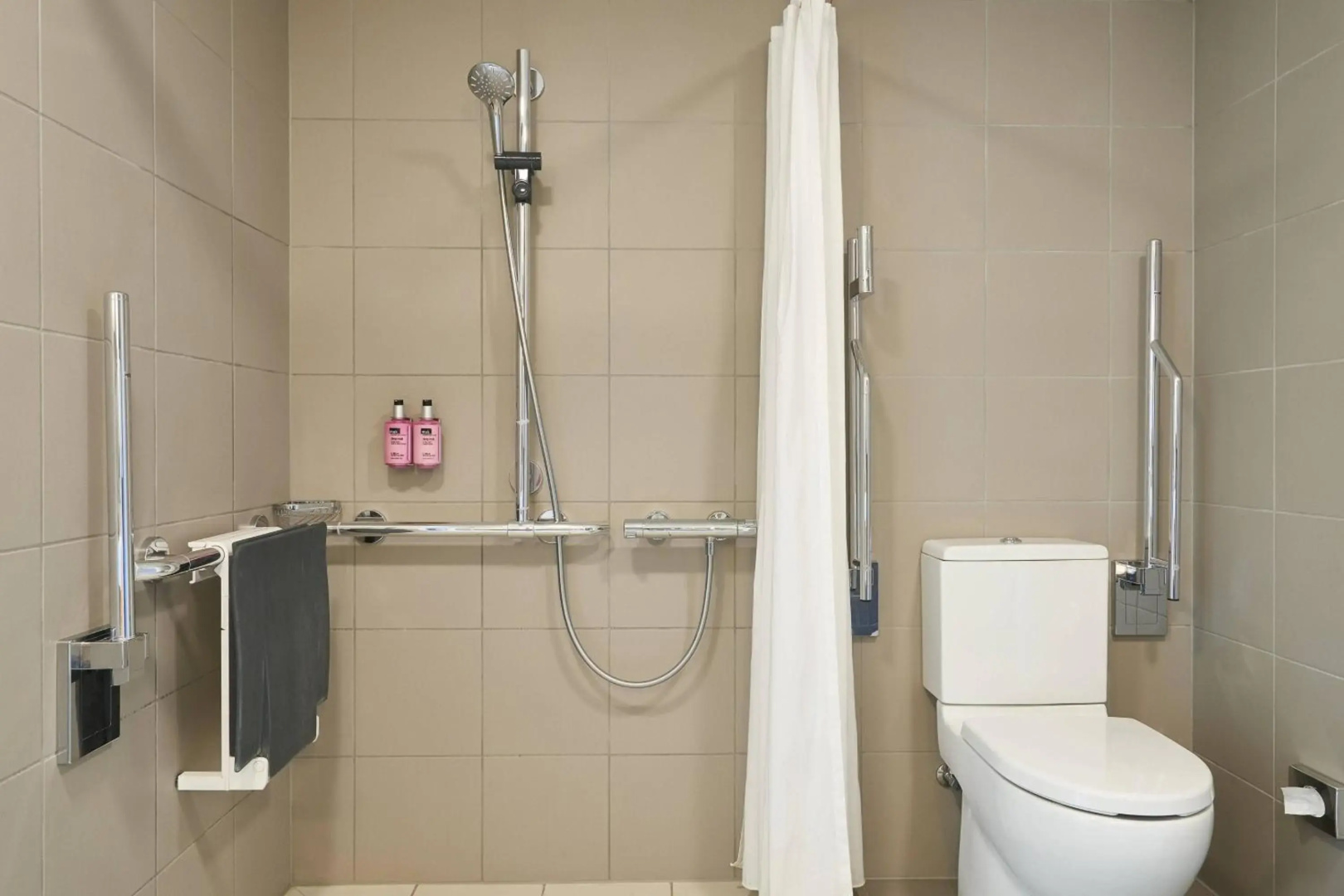 Photo - MOXY London Heathrow Airport