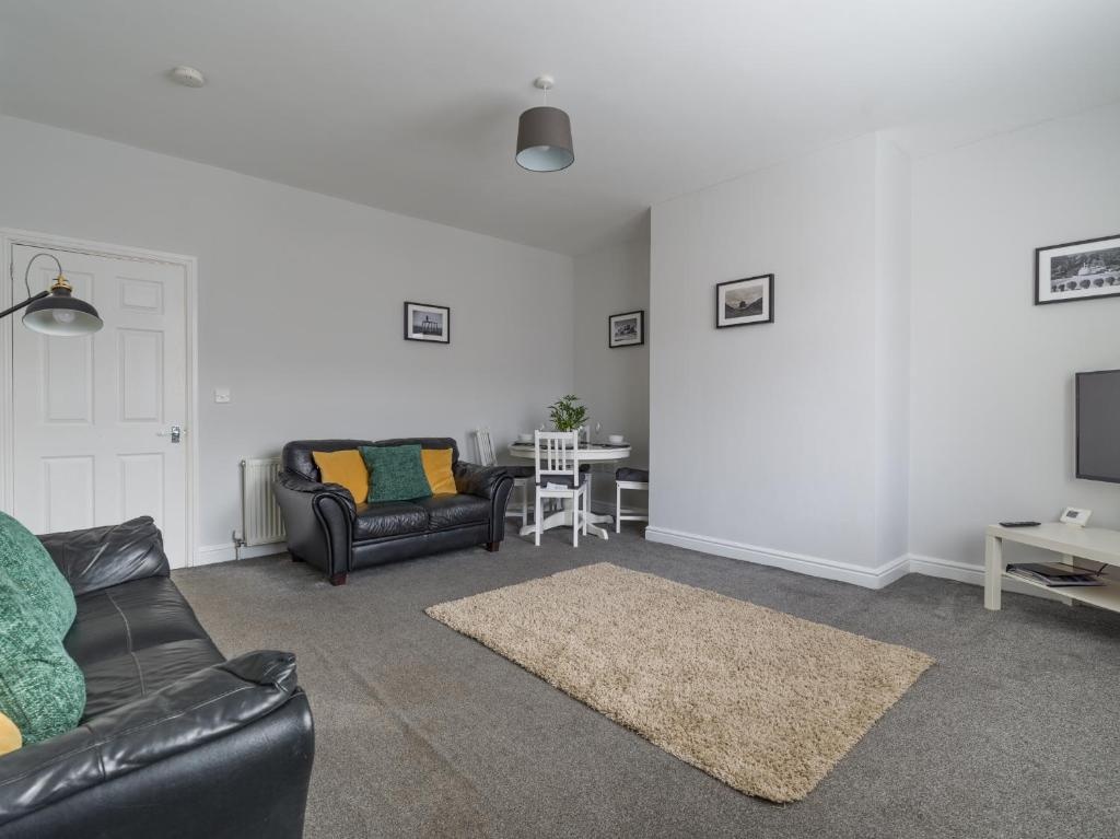 House - Sleeps 4 - Pet Friendly - Parking - Garden