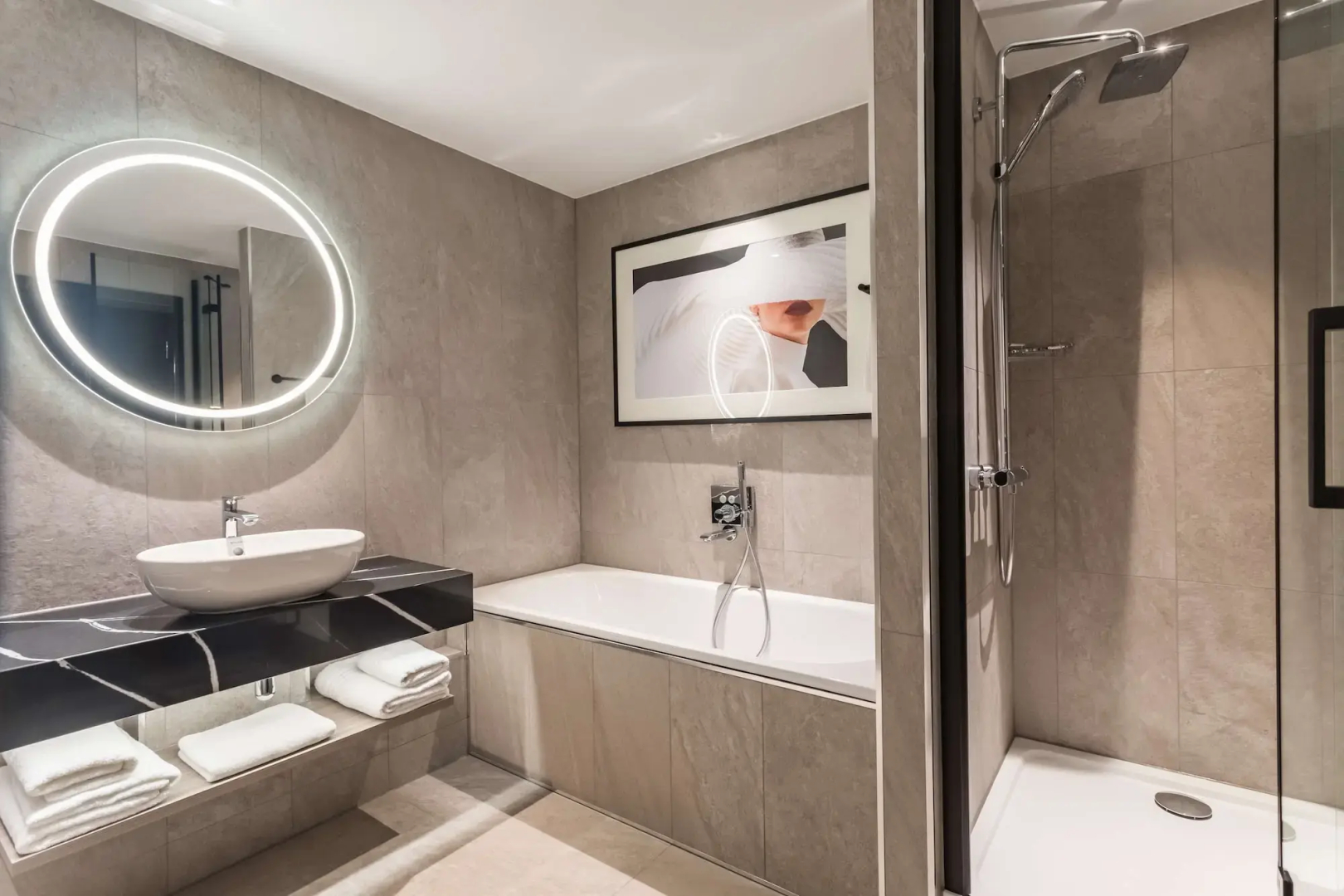 Photo - Radisson RED London Heathrow