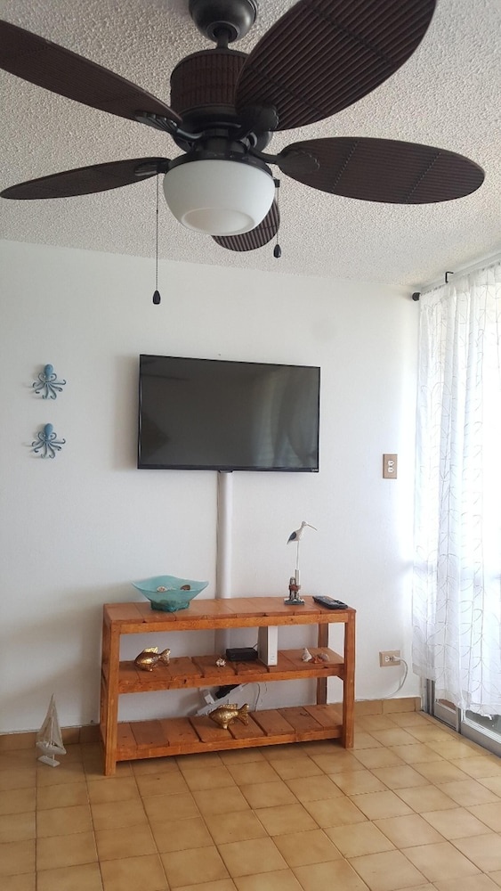 Breathtaking ocean view apt, steps from the beach!
