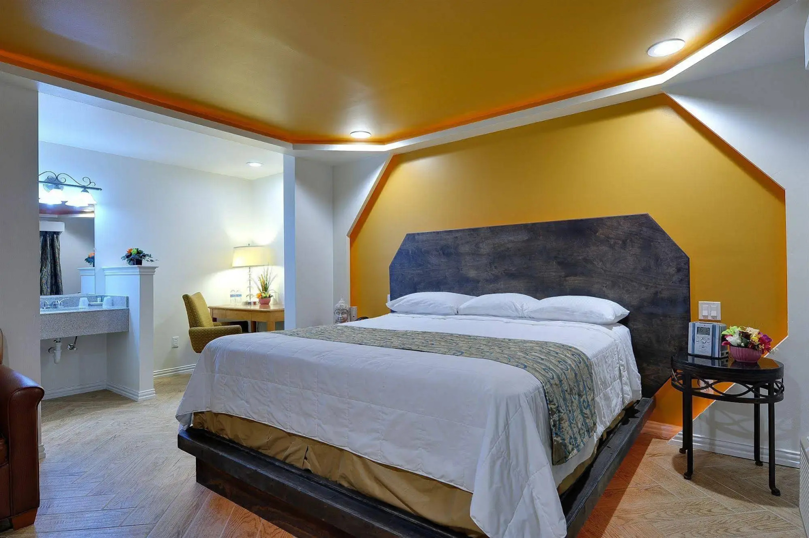 Photo - Romantic Inn & Suites