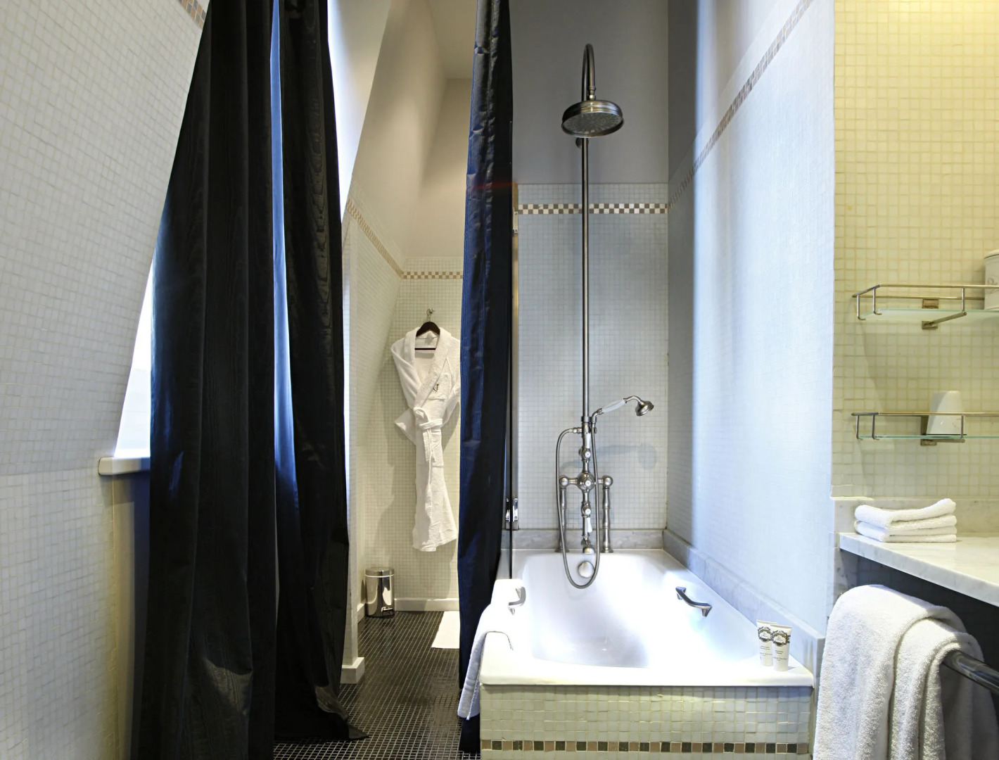 Photo - Saint James Paris