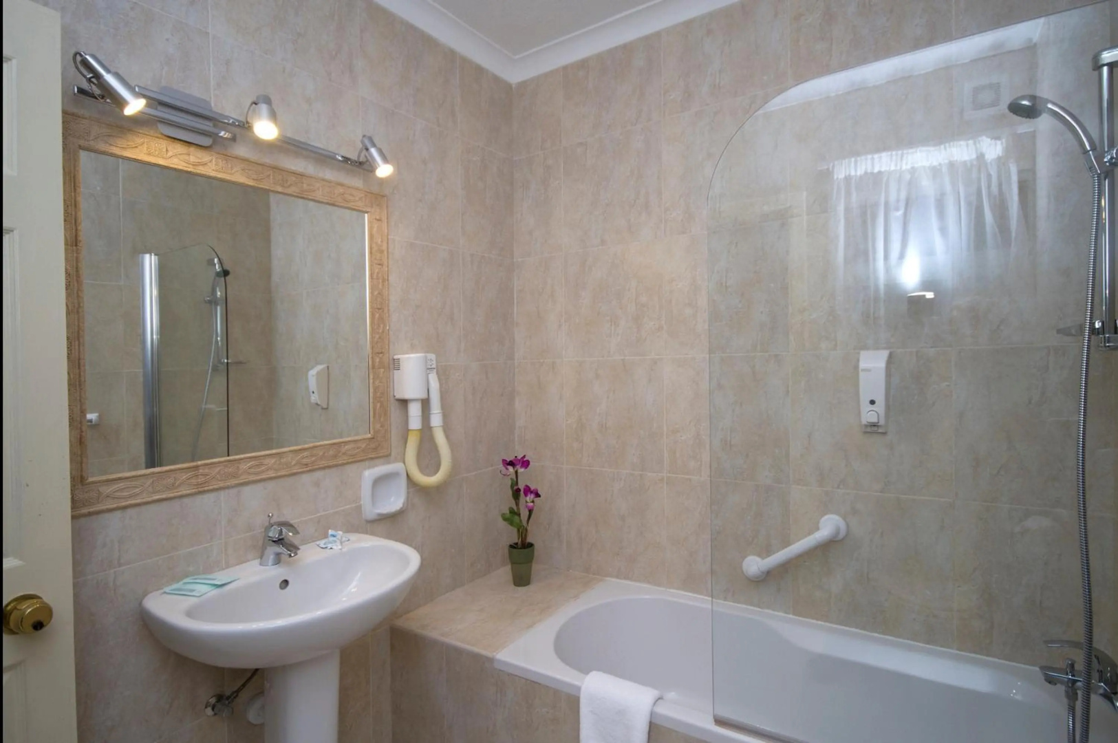 Photo - Soreda Hotel