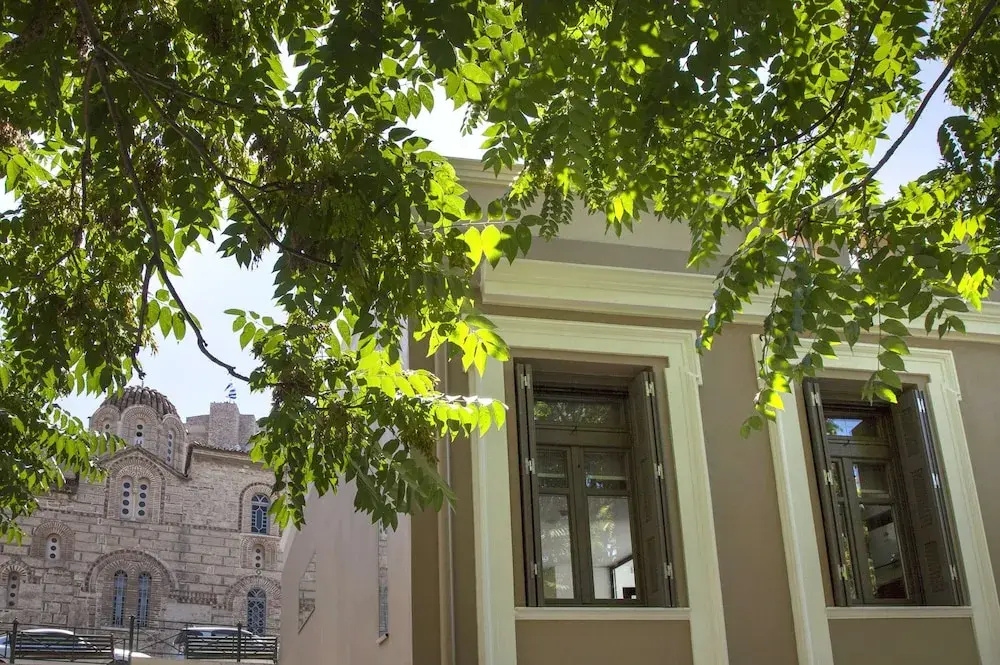 Foto - Tripodon Plaka in the shade of Acropolis by GHH