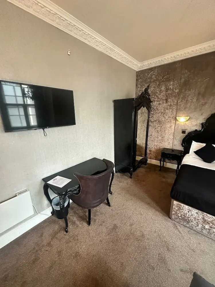 Photo - White Star Line Hotel