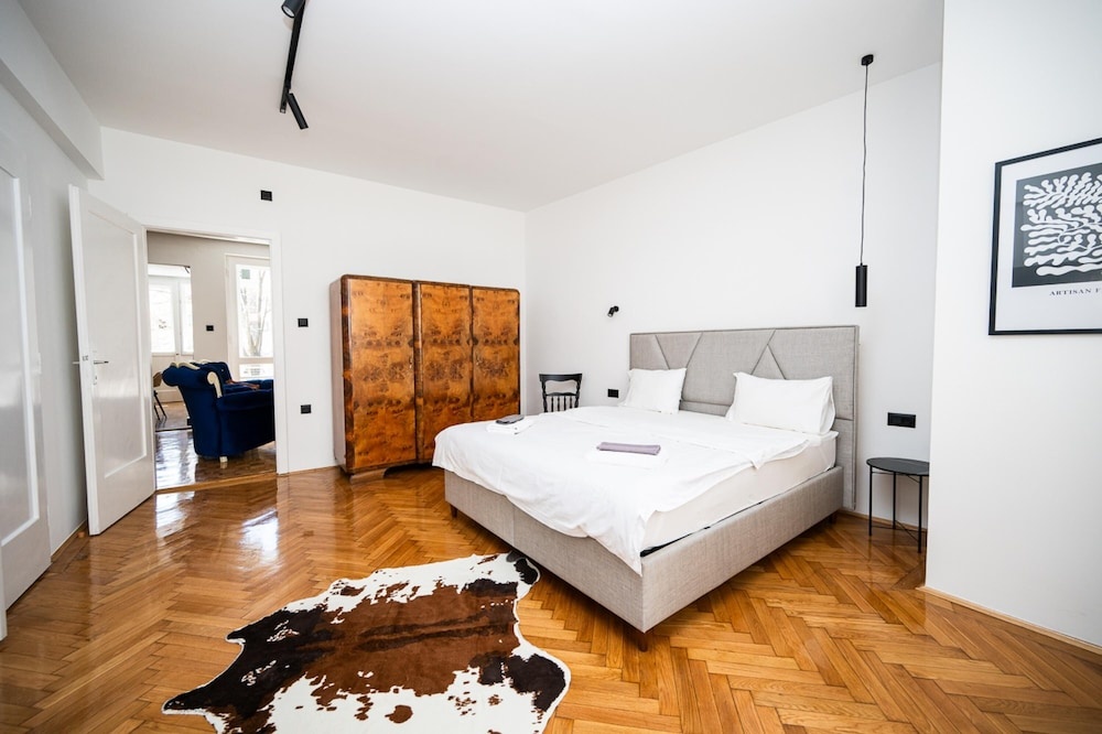 Design 150m2 Three-bedroom Apartment - Main Street