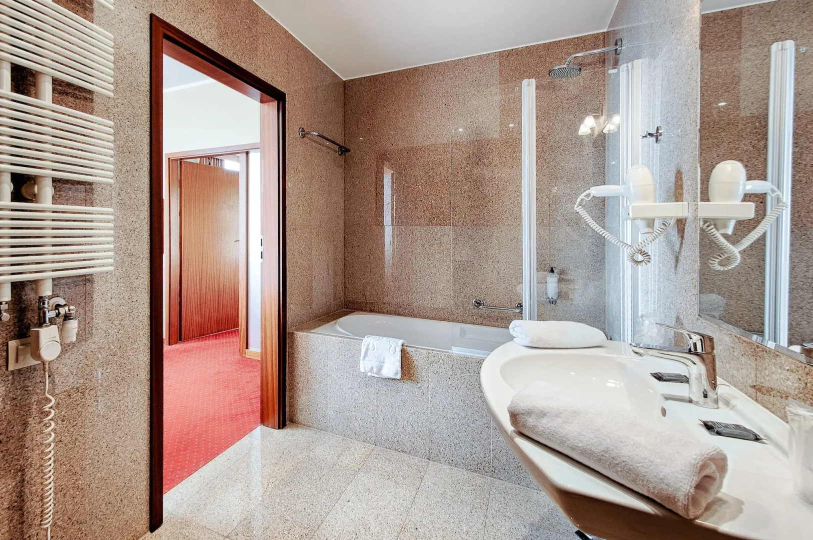 Photo - Grand Royal Hotel