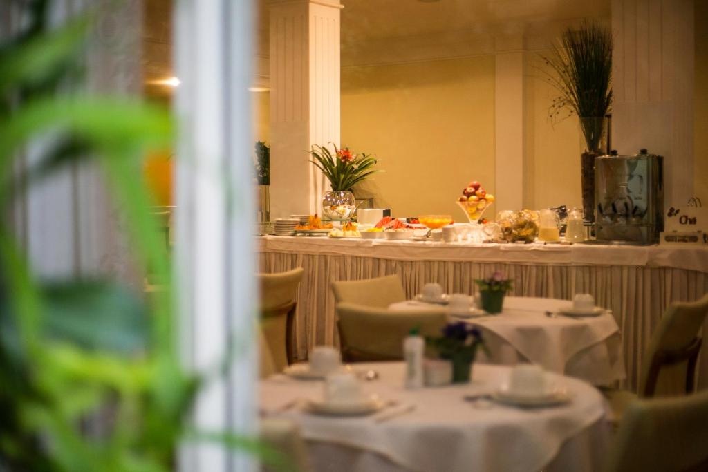 Eston Hotel