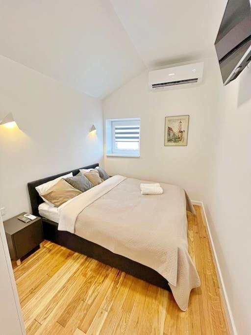 White 1 BD Old Town Apartment by Hostlovers