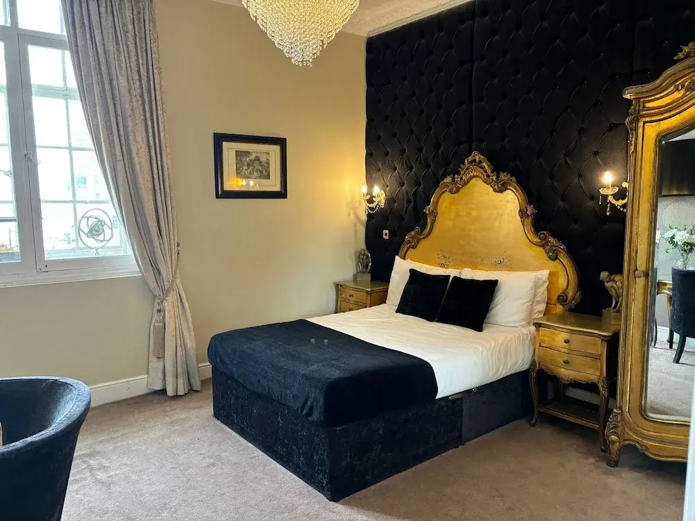 Photo - White Star Line Hotel