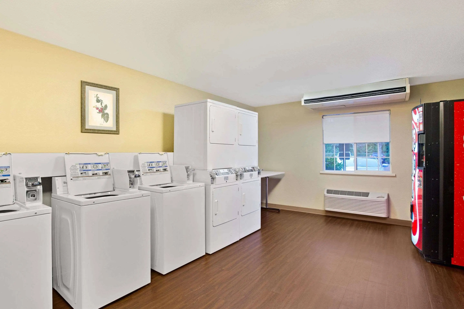 Foto - Suburban Studios Charlotte – Executive Park