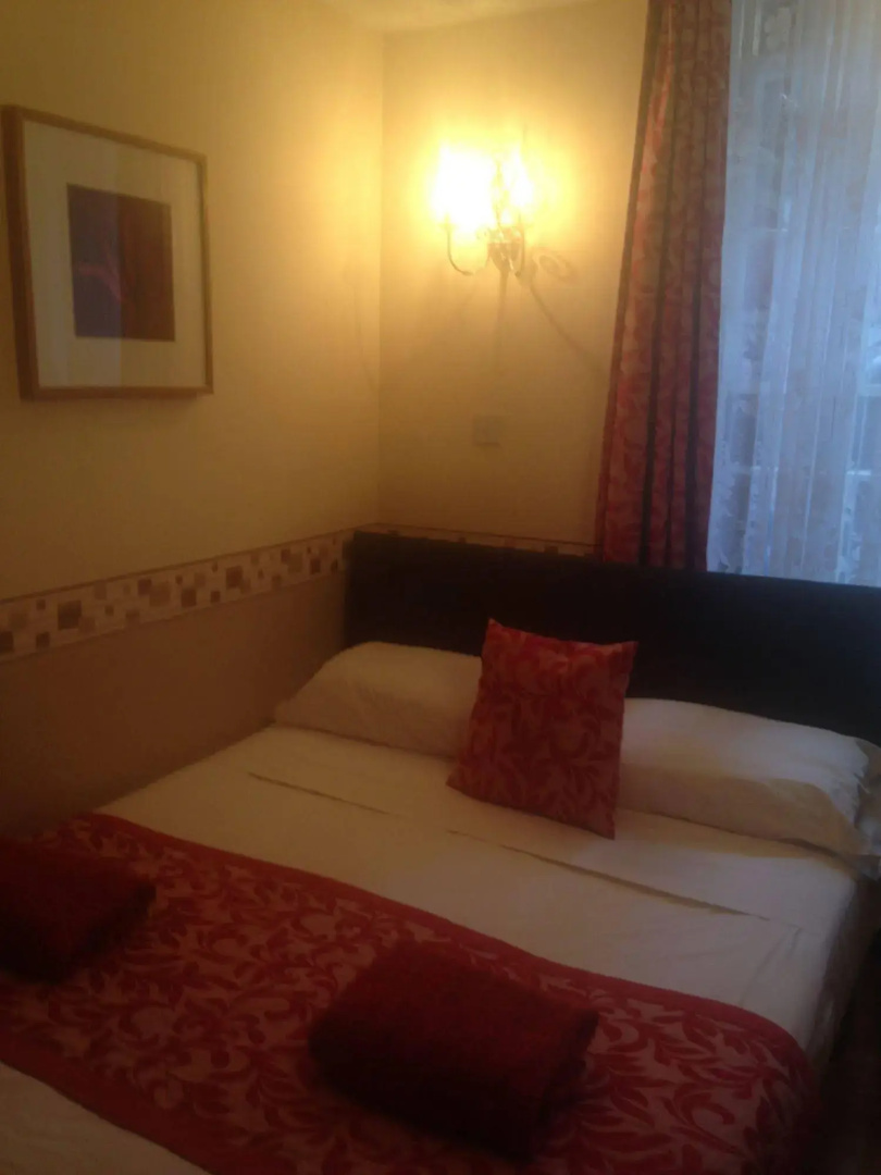 Photo - Glendale Hyde Park Hotel