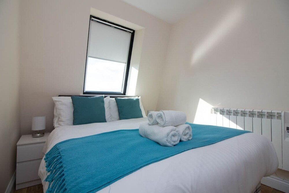 Stayzo Castle Penthouse 17 - A Clean Fresh Modern Apartment With Free Wi-fi
