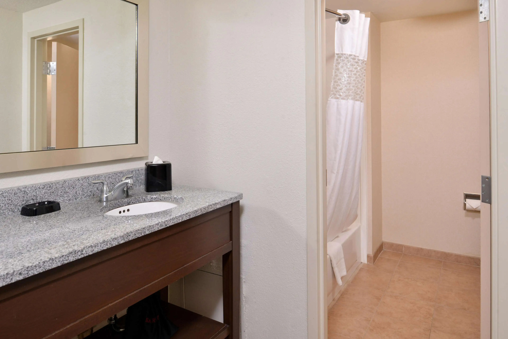 Photo - Hampton Inn & Suites Newport News (Oyster Point)