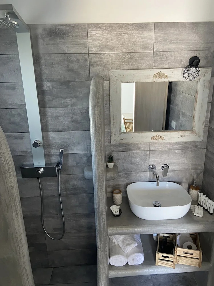 Photo - Aeron Suites