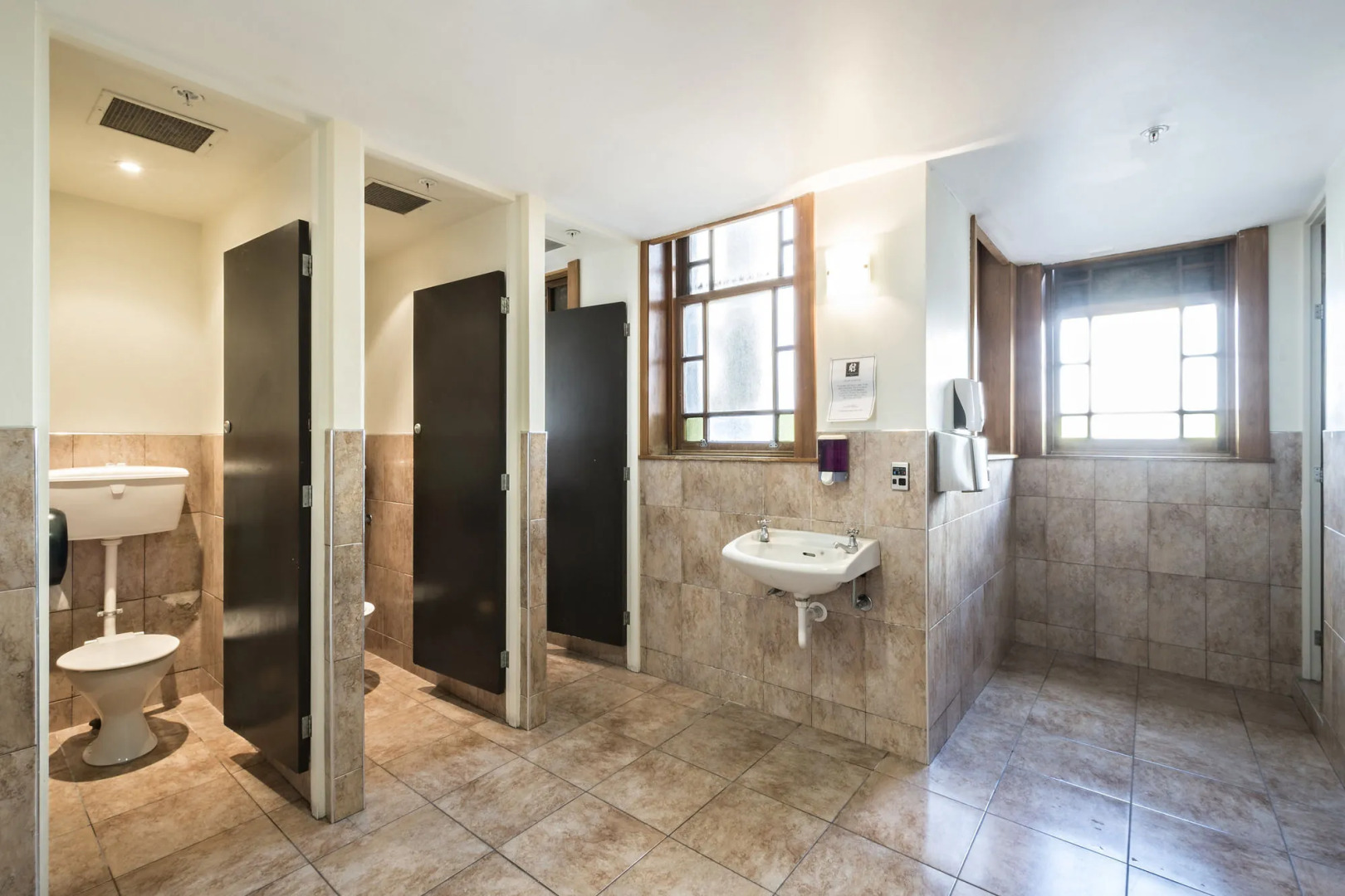 Photo - The Cambridge Hotel & Backpackers