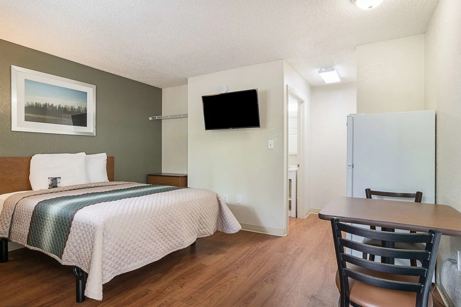 Photo - HomeTowne Studios by Red Roof Orlando - Casselberry