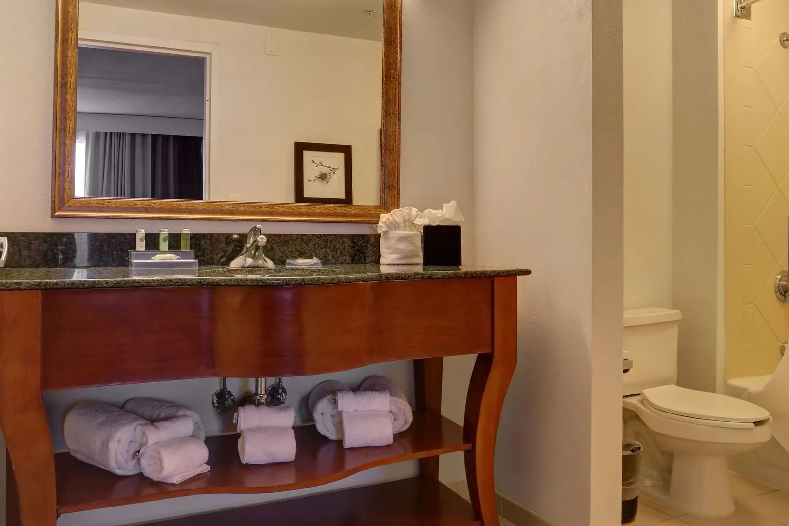 Photo - GreenTree Inn & Suites Phoenix Sky Harbor