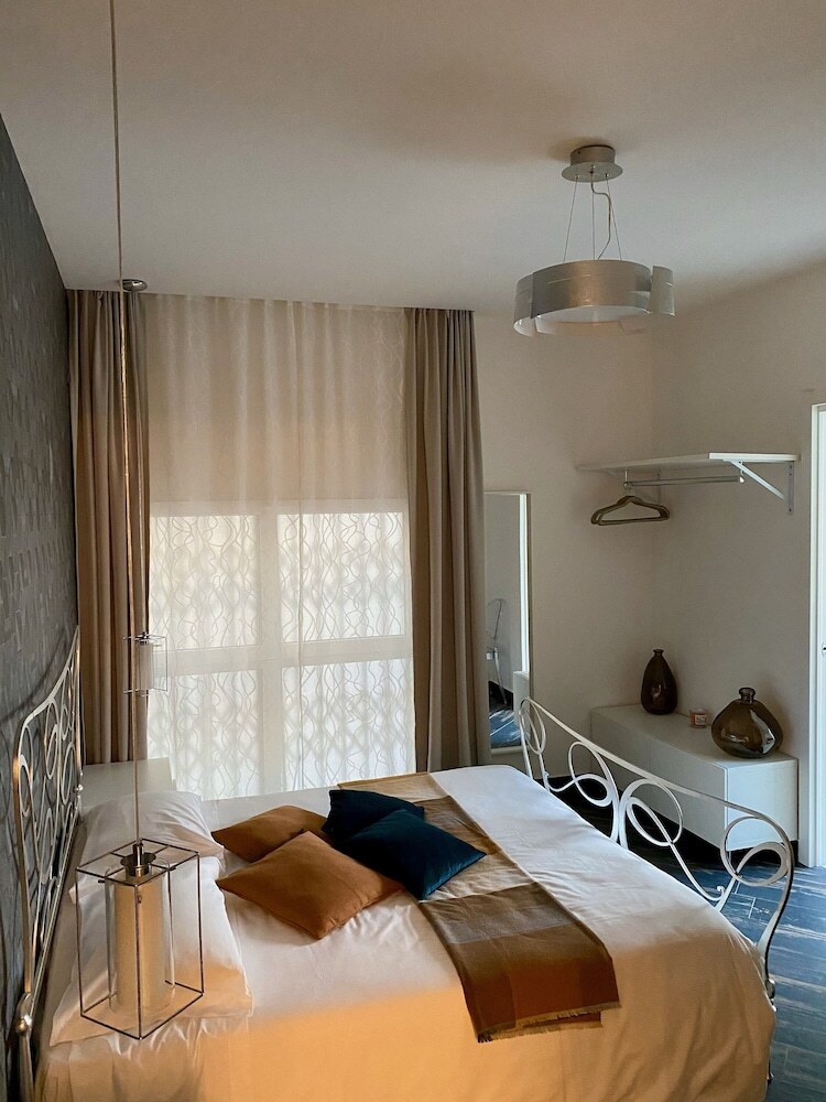 Photo - Gatto Bianco Le Mura