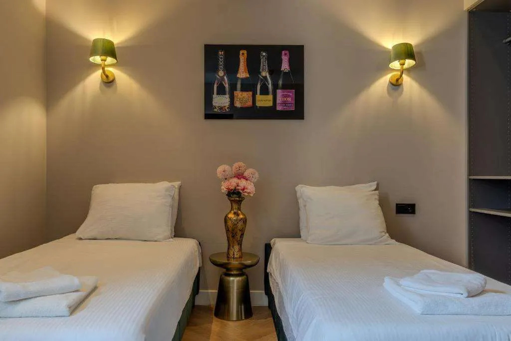 Photo - Hotel 83