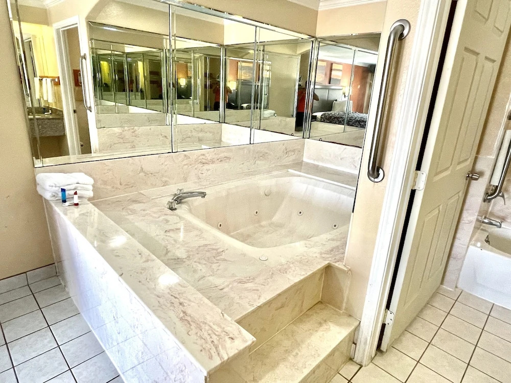 Photo - Luxury Inn & Suites Liberty