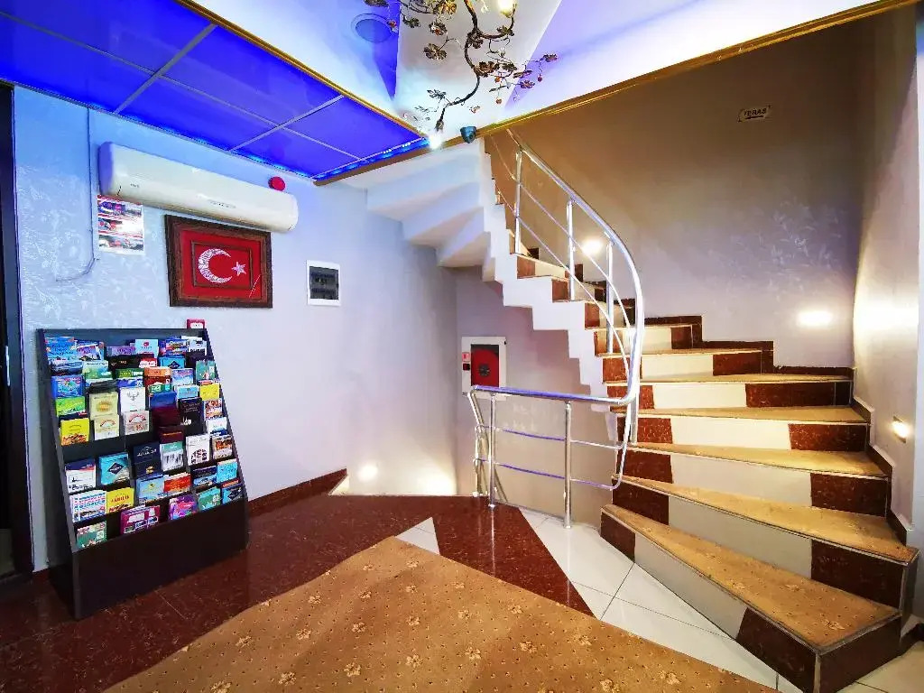 Photo - Hotel Broken Column