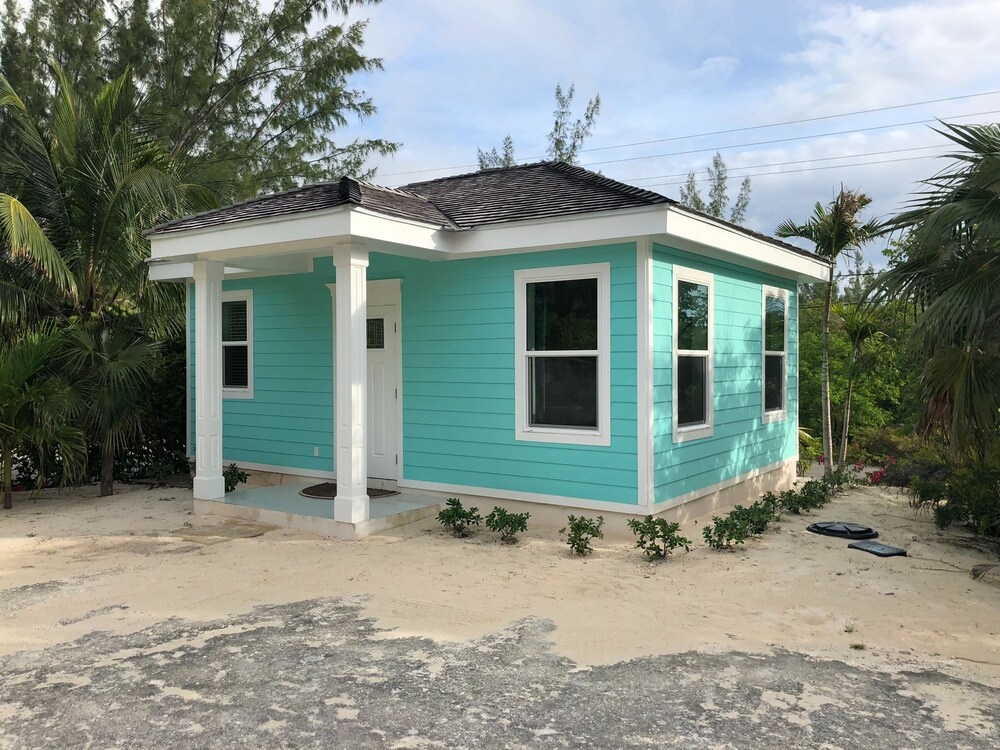 Aqua Villa and Cottage
