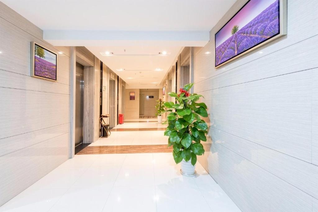 Lavande Hotel Heyuan Wanlongcheng