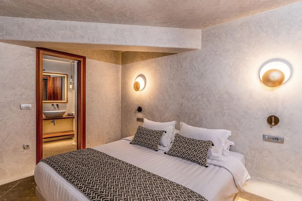 Photo - Victoria Caves