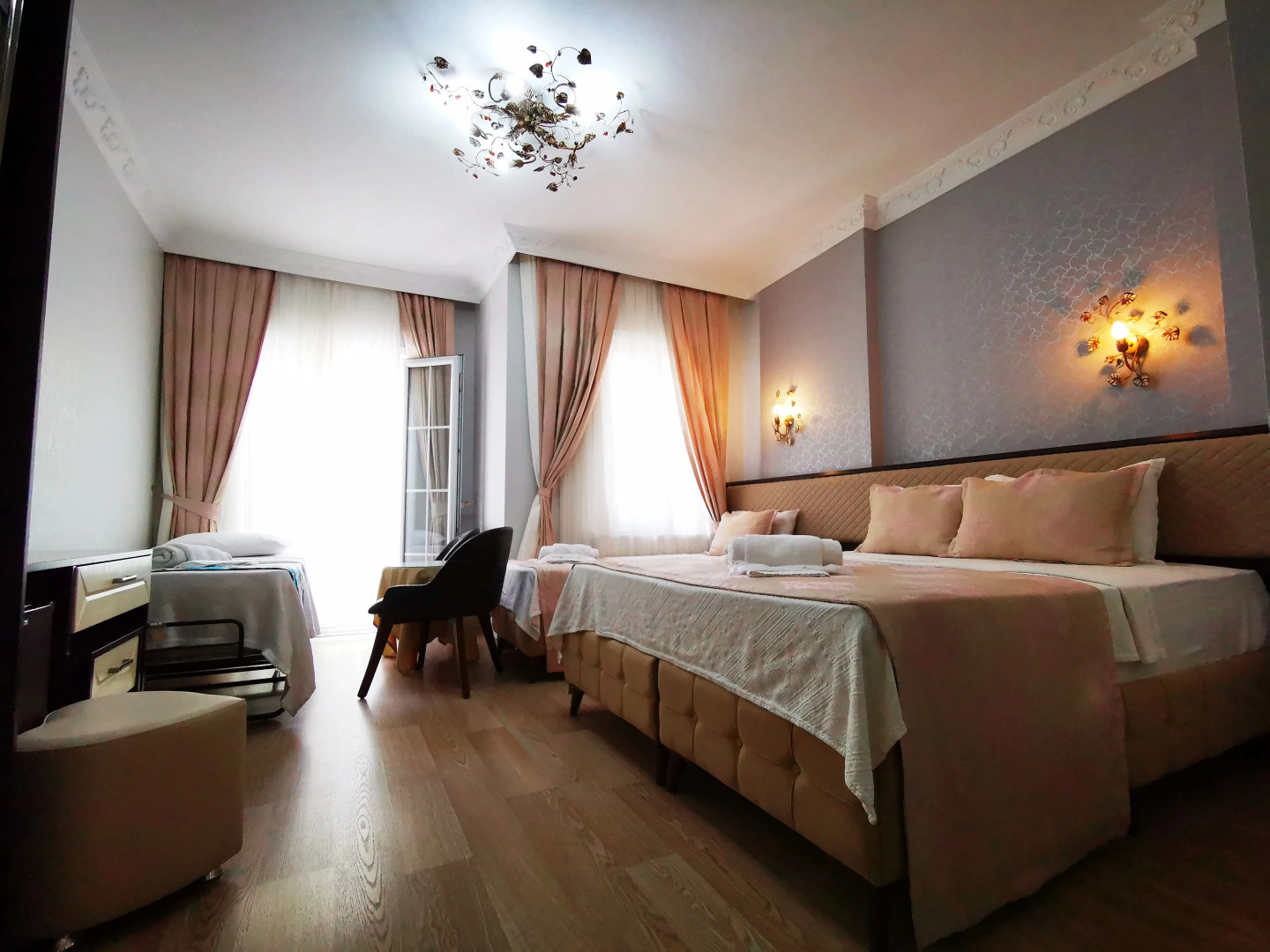 Photo - Hotel Broken Column