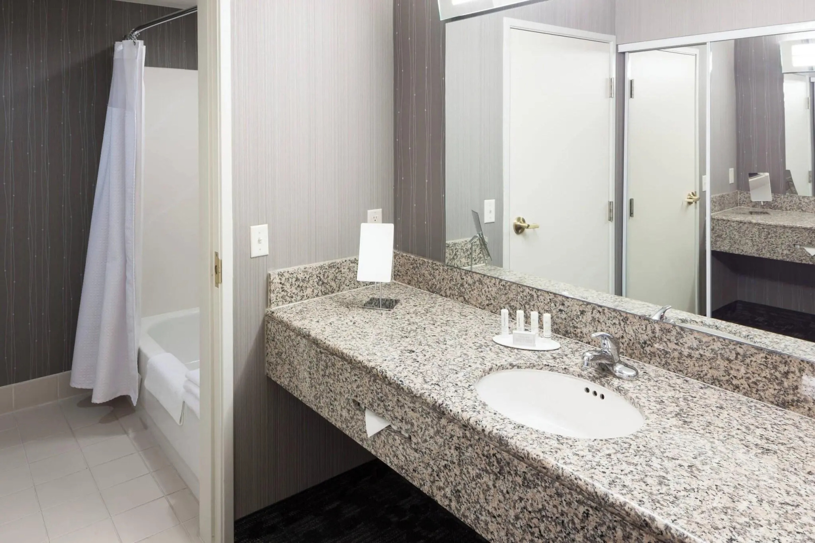 Photo - Courtyard by Marriott Los Angeles Burbank Airport