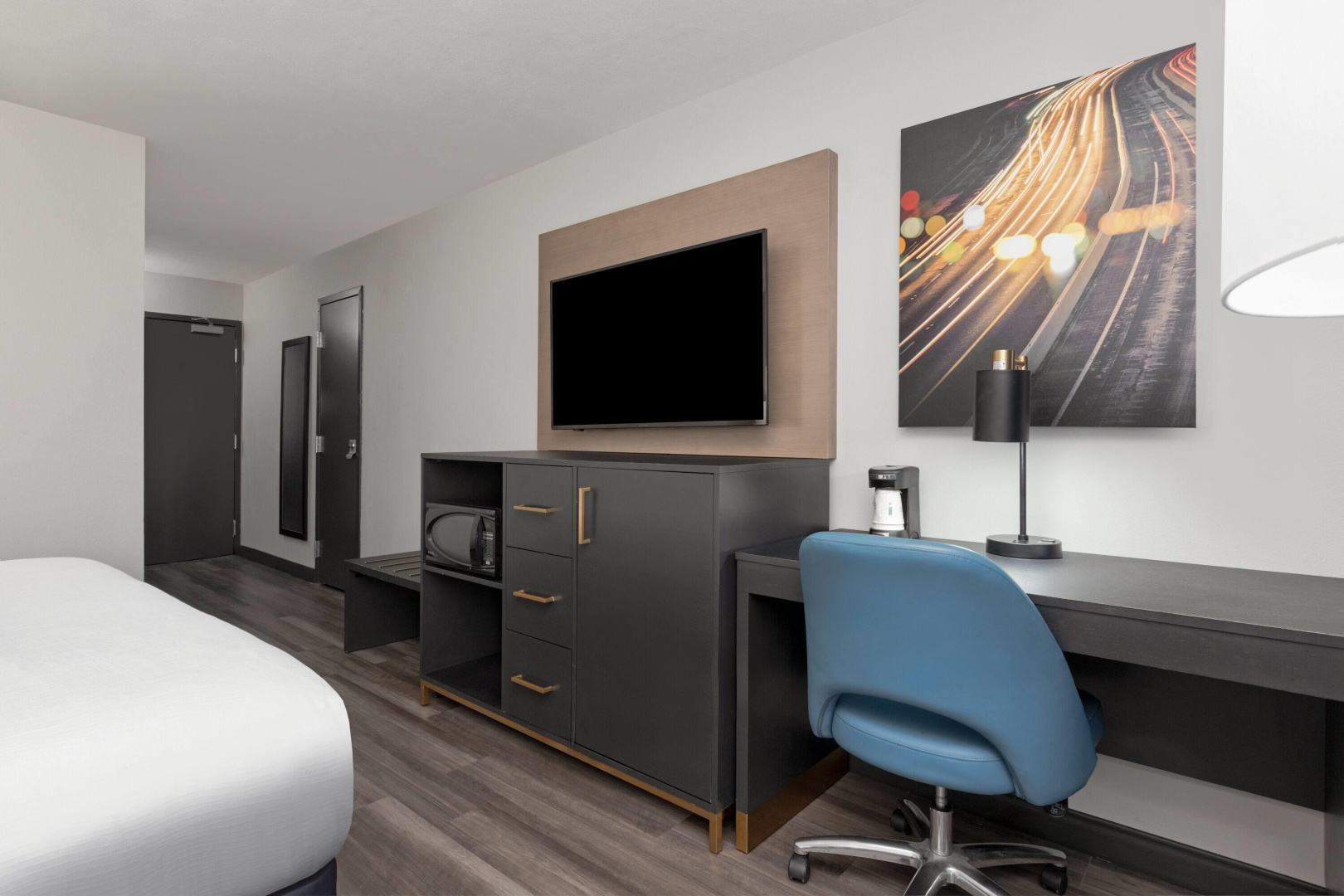 Photo - La Quinta Inn & Suites by Wyndham Dallas I-35 Walnut Hill Ln