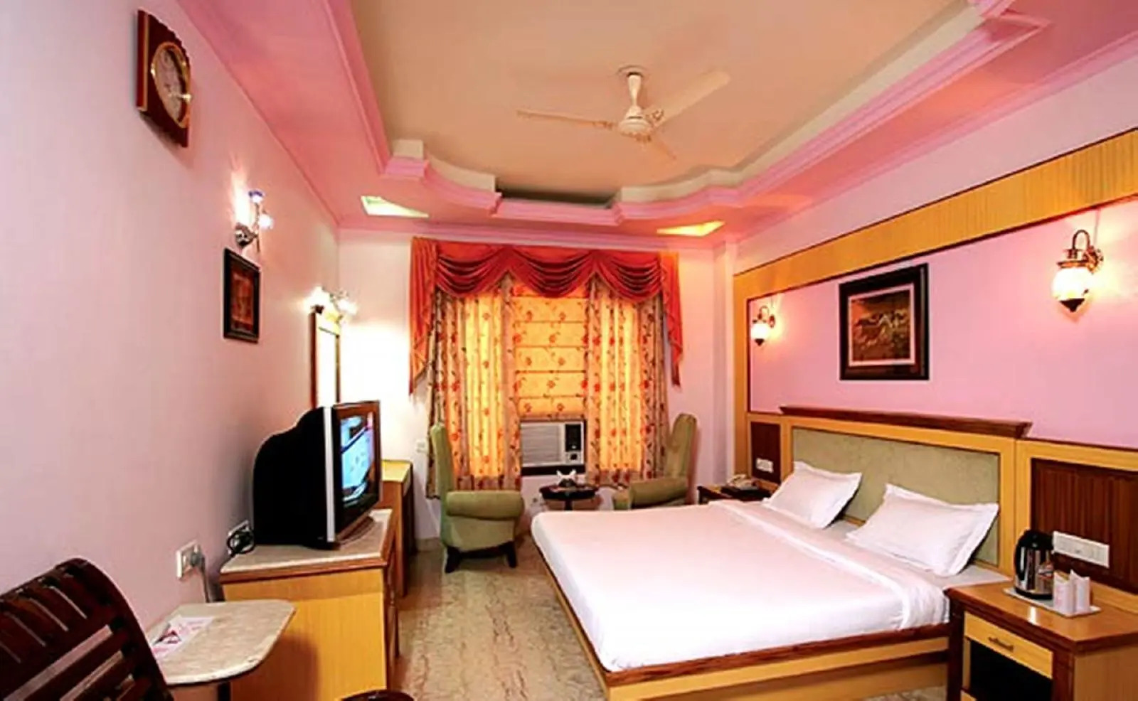 Foto - Hotel TJS Royale, Karol Bagh, 2 Mins from Metro