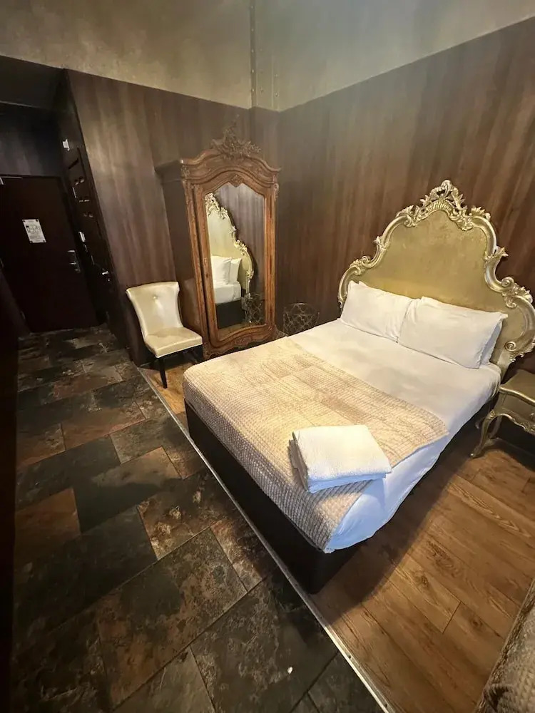 Photo - White Star Line Hotel