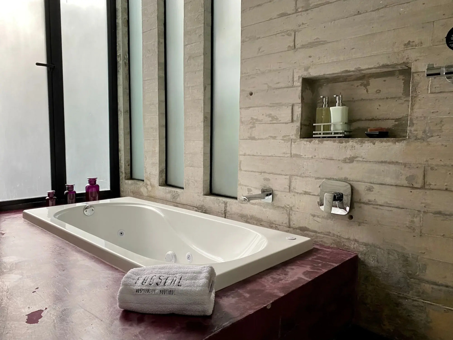 Photo - Pug Seal Polanco Anatole France