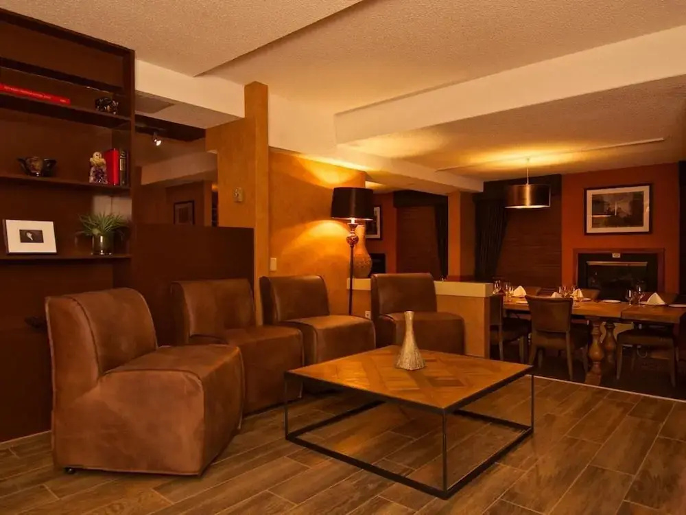 Photo - Mountain Side Hotel Whistler by Executive