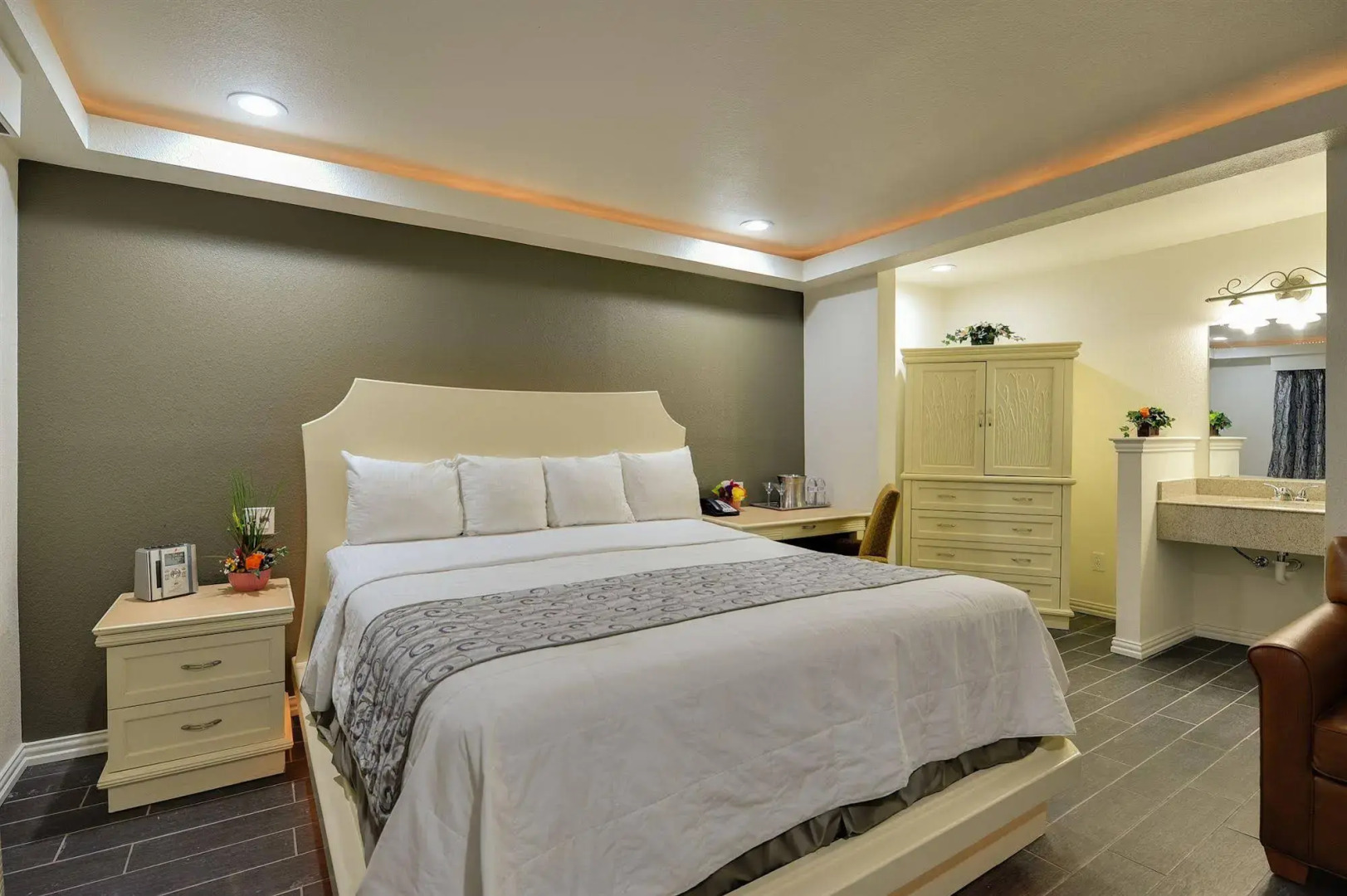 Photo - Romantic Inn & Suites