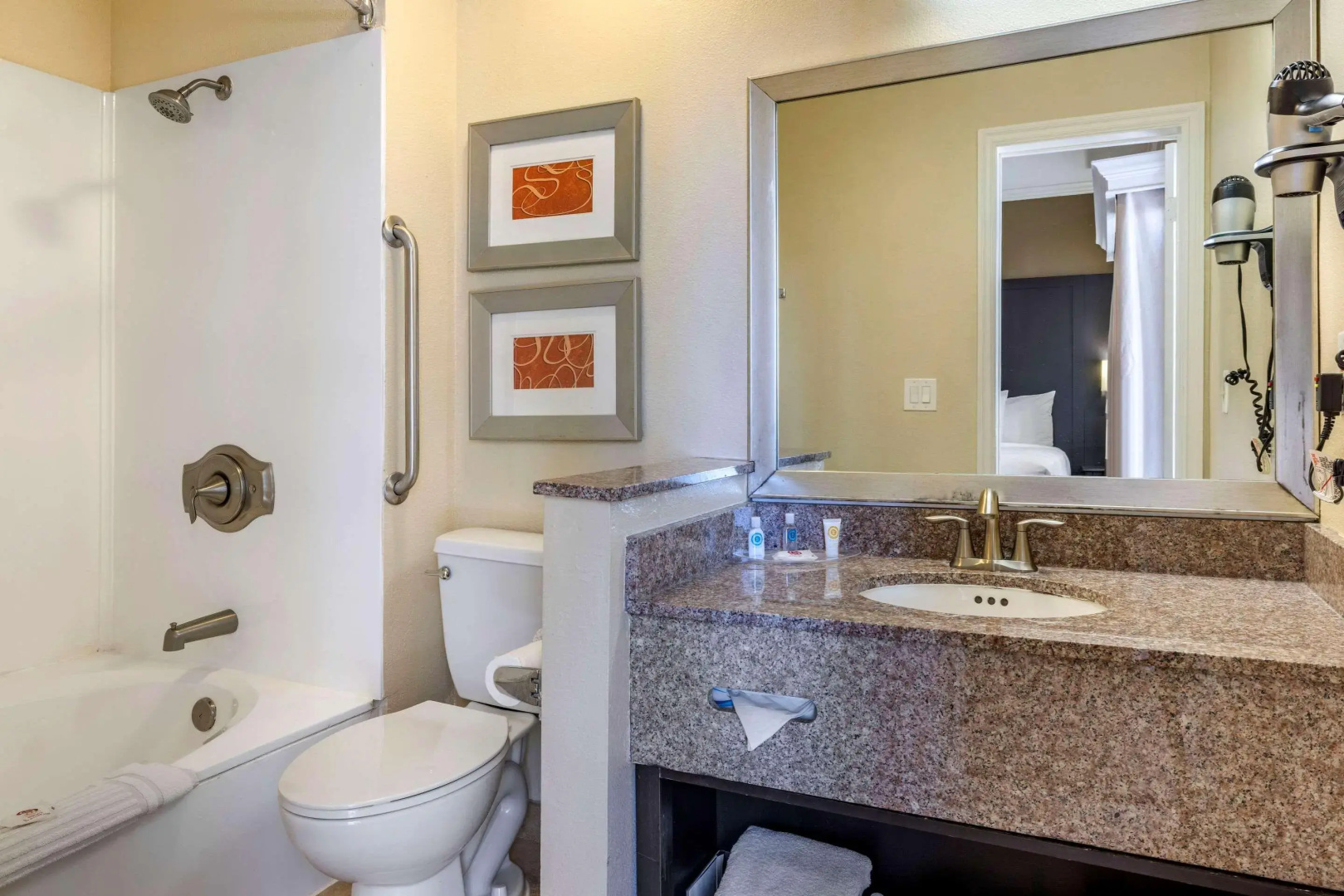 Photo - Comfort Inn & Suites Huntington Beach
