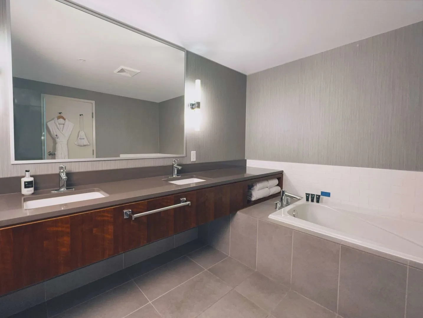 Photo - Coast Coal Harbour Vancouver Hotel by APA