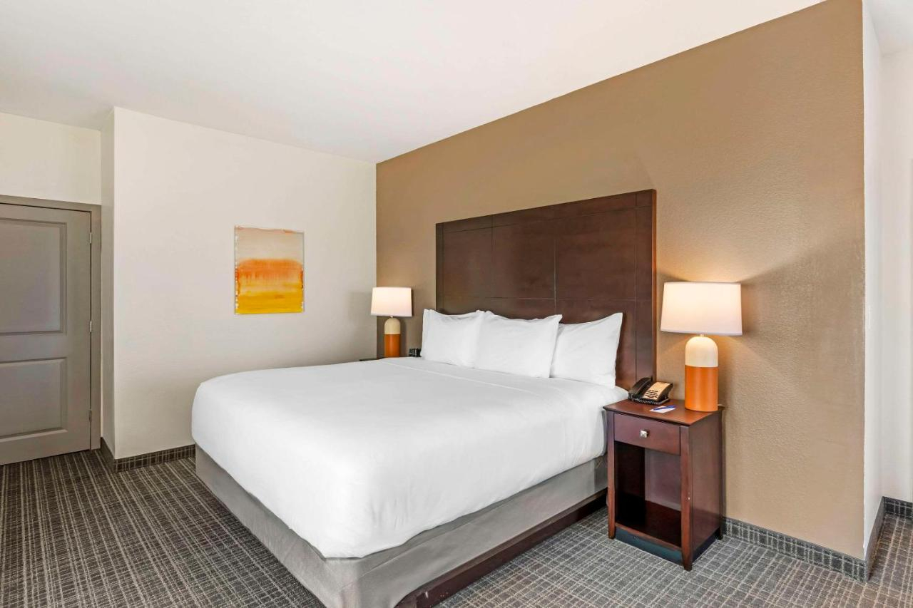 Photo - Comfort Inn & Suites Verona at Turning Stone Resort Casino