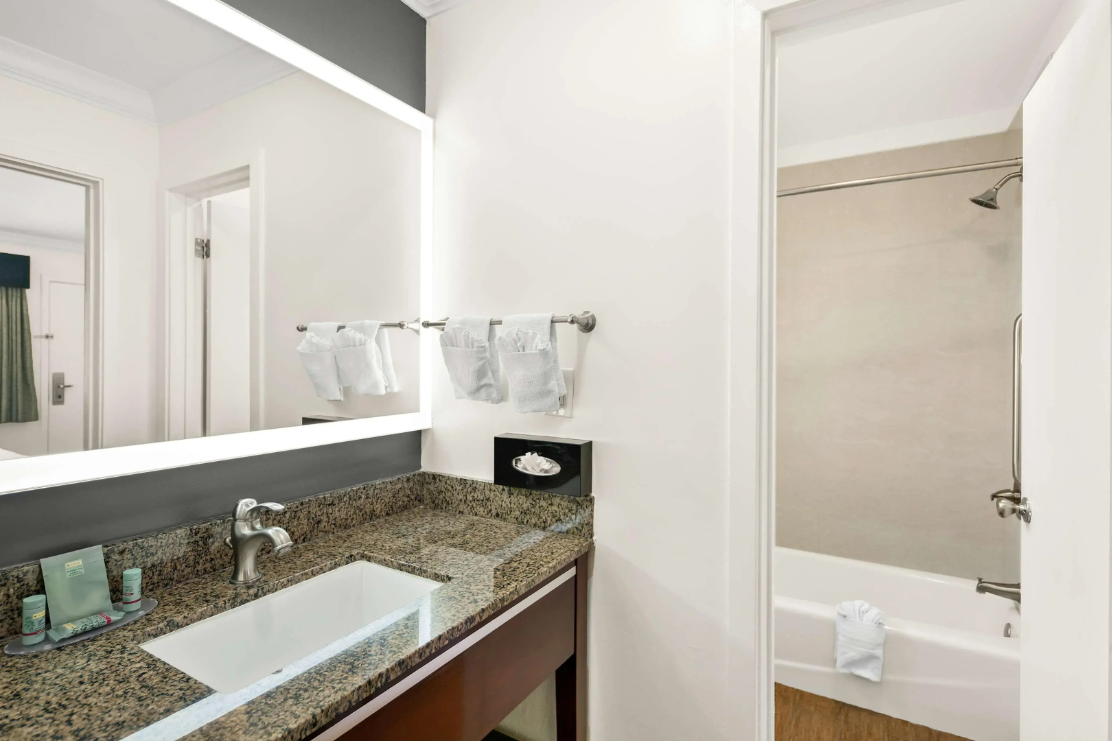 Photo - Best Western Park Crest Inn