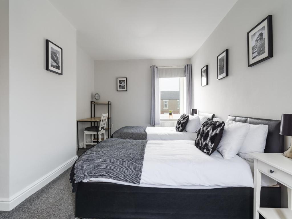 House - Sleeps 4 - Pet Friendly - Parking - Garden
