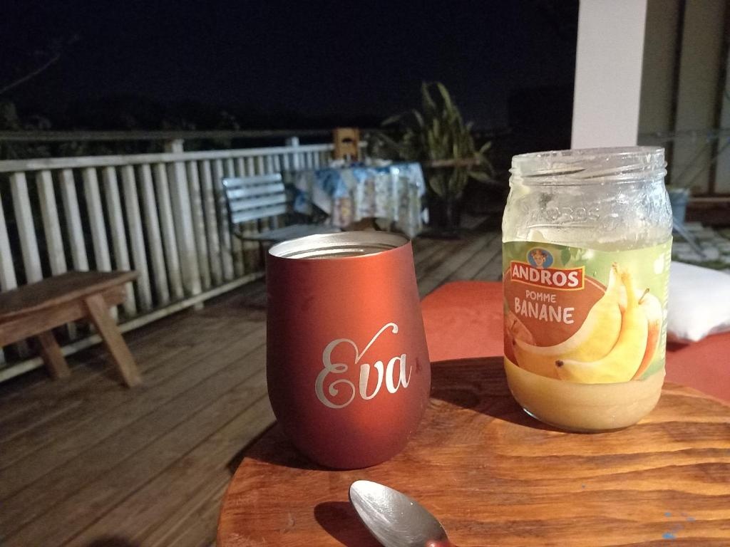 Sweet Mini Dortoir sur notre terrasse couverte pour vos transits entre deux vols by Kohutahia Lodge, 7 min by car to airport and town