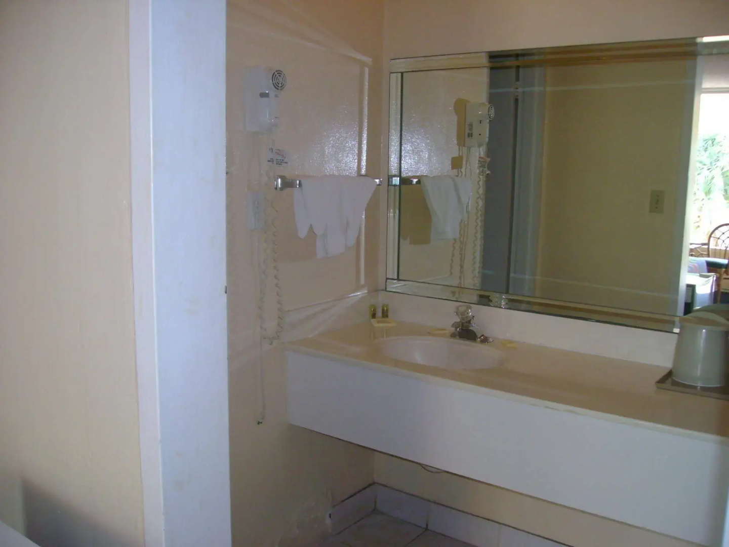 Photo - Royal Islander Hotel