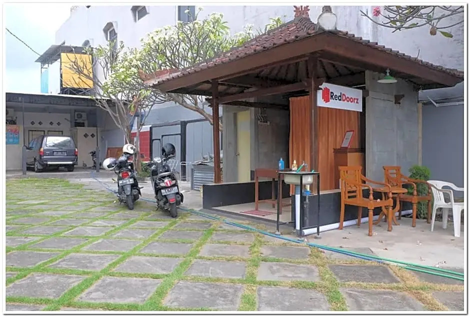 Foto - RedDoorz near Penimbangan Beach Singaraja